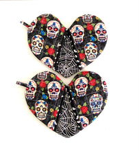 Load image into Gallery viewer, Potholder; Potholder sewing pattern; heart-shaped potholder; heart-shaped potholder sewing pattern