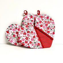 Load image into Gallery viewer, Valentine's Day potholders; Heart-shaped potholders; Quilted pot holders; Romantic kitchen accessories; Love-themed potholders; Valentine's Day kitchen décor; Heart quilted hot pads; Handmade Valentine's gifts; Kitchen essentials for Valentine's; Heart quilted trivets; Romantic home décor; Couples' cooking accessories; Valentine's Day cooking gifts; Red and pink potholders; Unique kitchen Valentine's gifts