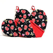 Load image into Gallery viewer, Valentine's Day potholders; Heart-shaped potholders; Quilted pot holders; Romantic kitchen accessories; Love-themed potholders; Valentine's Day kitchen décor; Heart quilted hot pads; Handmade Valentine's gifts; Kitchen essentials for Valentine's; Heart quilted trivets; Romantic home décor; Couples' cooking accessories; Valentine's Day cooking gifts; Red and pink potholders; Unique kitchen Valentine's gifts