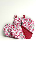 Load and play video in Gallery viewer, Valentine's Day potholders; Heart-shaped potholders; Quilted pot holders; Romantic kitchen accessories; Love-themed potholders; Valentine's Day kitchen décor; Heart quilted hot pads; Handmade Valentine's gifts; Kitchen essentials for Valentine's; Heart quilted trivets; Romantic home décor; Couples' cooking accessories; Valentine's Day cooking gifts; Red and pink potholders; Unique kitchen Valentine's gifts