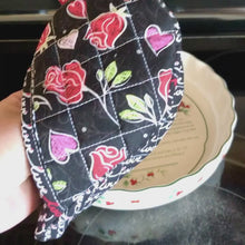 Load and play video in Gallery viewer, Valentine's Day potholders; Heart-shaped potholders; Quilted pot holders; Romantic kitchen accessories; Love-themed potholders; Valentine's Day kitchen décor; Heart quilted hot pads; Handmade Valentine's gifts; Kitchen essentials for Valentine's; Heart quilted trivets; Romantic home décor; Couples' cooking accessories; Valentine's Day cooking gifts; Red and pink potholders; Unique kitchen Valentine's gifts