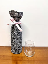 Load image into Gallery viewer, Wine bag; wine bag sewing pattern; simple sewing pattern; wine bag
