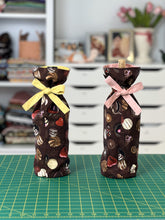 Load image into Gallery viewer, Wine bag; wine bag sewing pattern; simple sewing pattern; wine bag