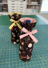 Load image into Gallery viewer, Wine bag; wine bag sewing pattern; simple sewing pattern; wine bag