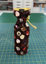 Load image into Gallery viewer, Wine bag; wine bag sewing pattern; simple sewing pattern; wine bag