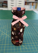 Load image into Gallery viewer, Wine bag; wine bag sewing pattern; simple sewing pattern; wine bag