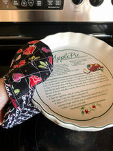 Load image into Gallery viewer, Valentine's Day potholders; Heart-shaped potholders; Quilted pot holders; Romantic kitchen accessories; Love-themed potholders; Valentine's Day kitchen décor; Heart quilted hot pads; Handmade Valentine's gifts; Kitchen essentials for Valentine's; Heart quilted trivets; Romantic home décor; Couples' cooking accessories; Valentine's Day cooking gifts; Red and pink potholders; Unique kitchen Valentine's gifts