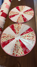 Load image into Gallery viewer, Patchwork quilted table topper (D: 18 1/2") - Christmas
