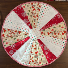 Load image into Gallery viewer, Patchwork quilted table topper (D: 18 1/2") - Christmas
