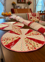 Load image into Gallery viewer, Patchwork quilted table topper (D: 18 1/2") - Christmas
