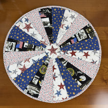 Load image into Gallery viewer, Patchwork quilted table topper (D: 18 1/2") - Patriot
