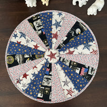 Load image into Gallery viewer, Patchwork quilted table topper (D: 18 1/2") - Patriot
