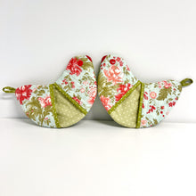 Load image into Gallery viewer, One Pair of Floral Bird-shaped Potholders; Oven mitts
