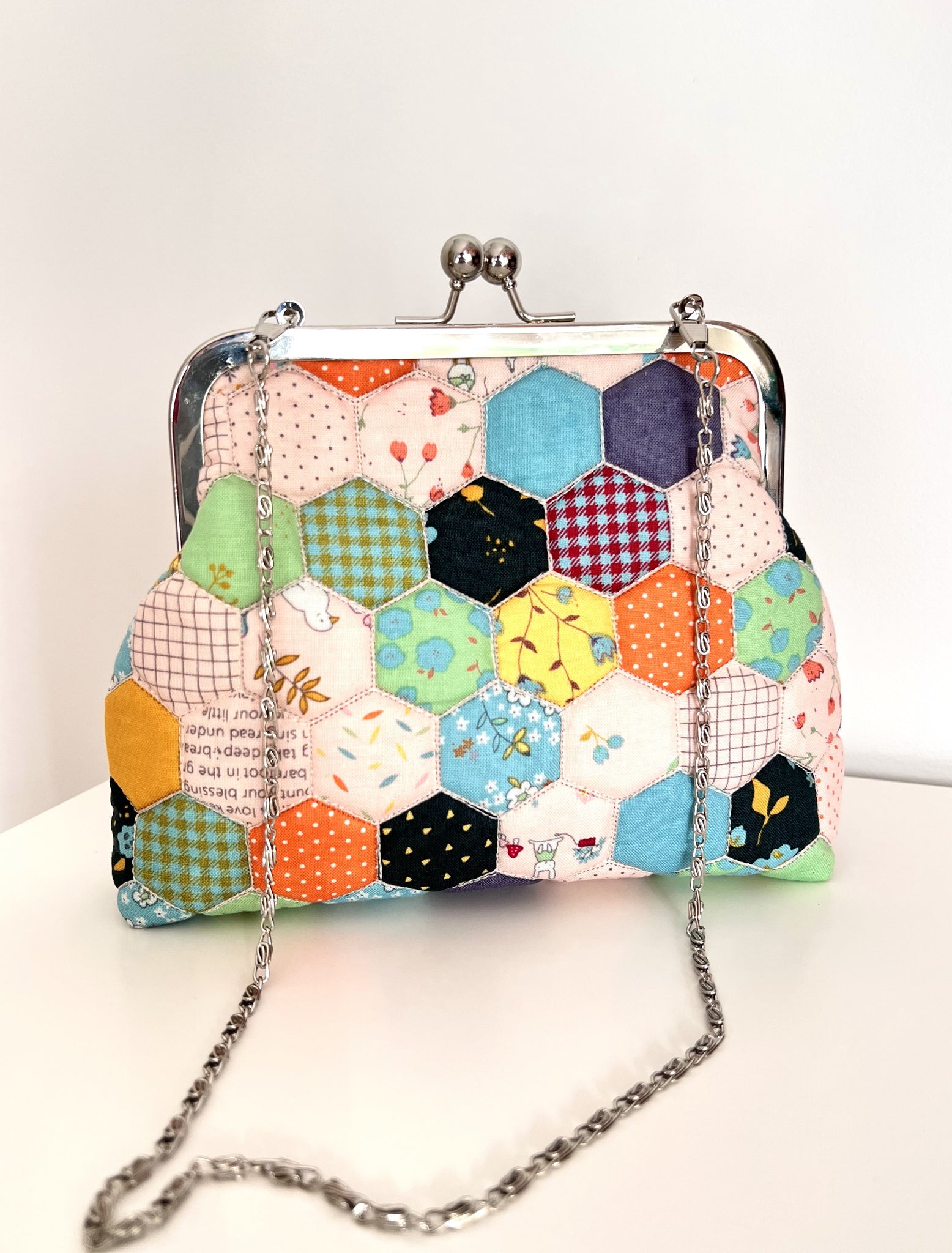 Metal Frame Purse with Embroidered Fabric – Free Sewing Pattern