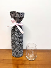 Load image into Gallery viewer, Wine bag; wine bag sewing pattern; simple sewing pattern; wine bag
