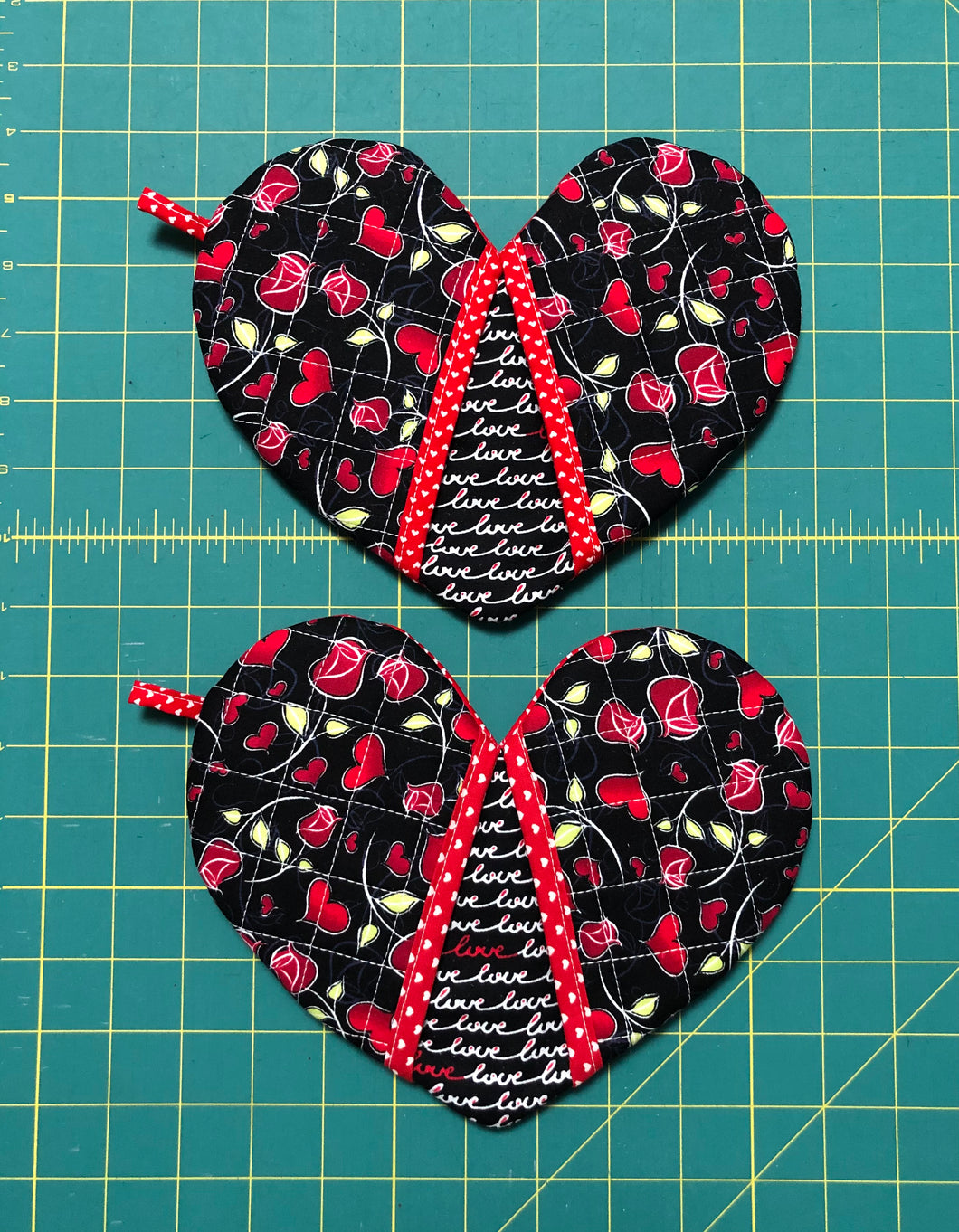 Heart-shaped  potholders; oven mitts - red hearts