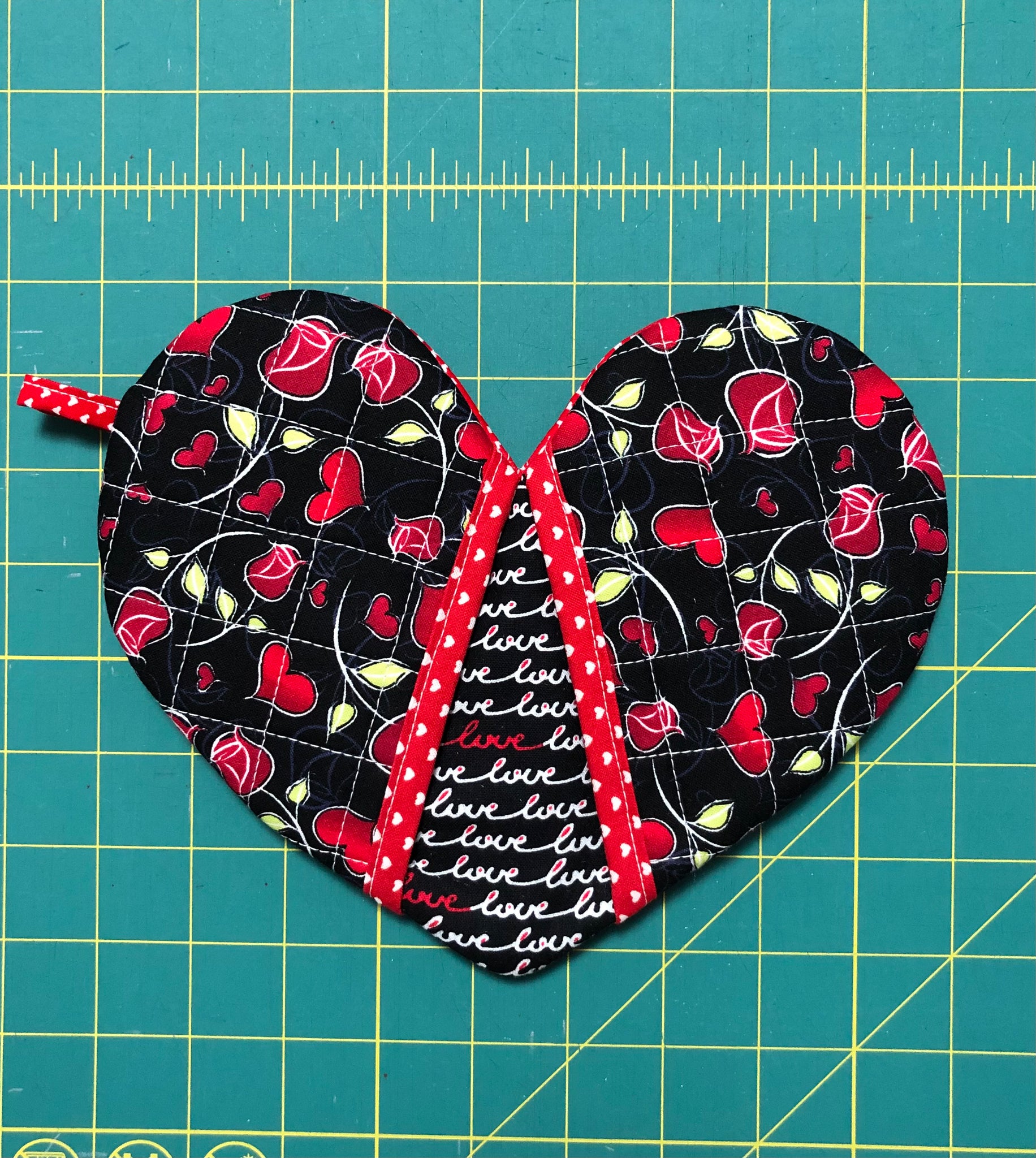 One pair of heart-shaped potholders; oven mitts - red hearts – BL Handmade