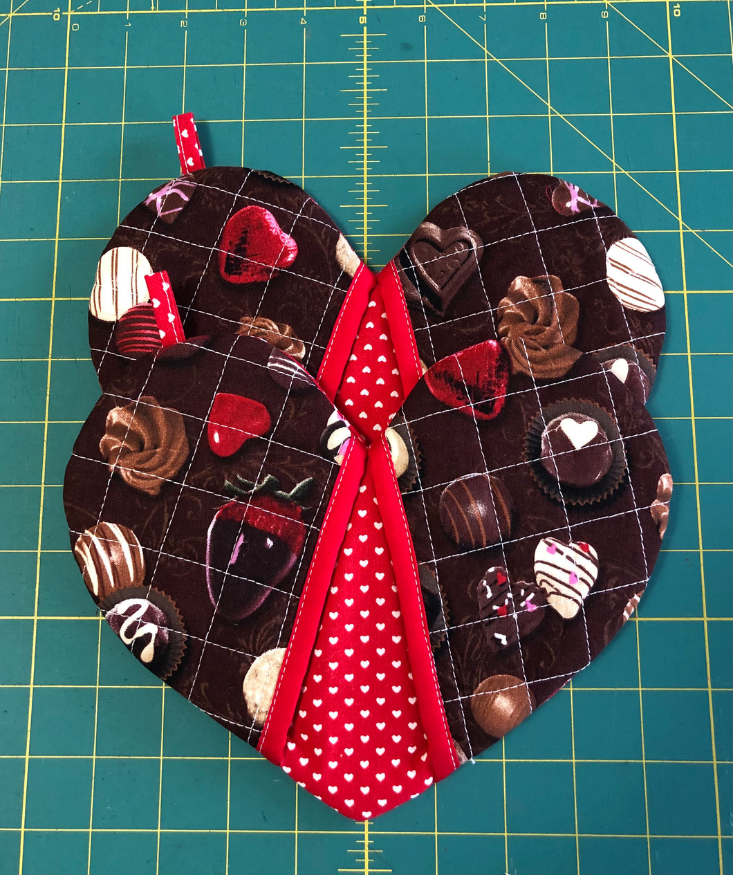 Heart-shaped potholders; oven mitts - chocolate